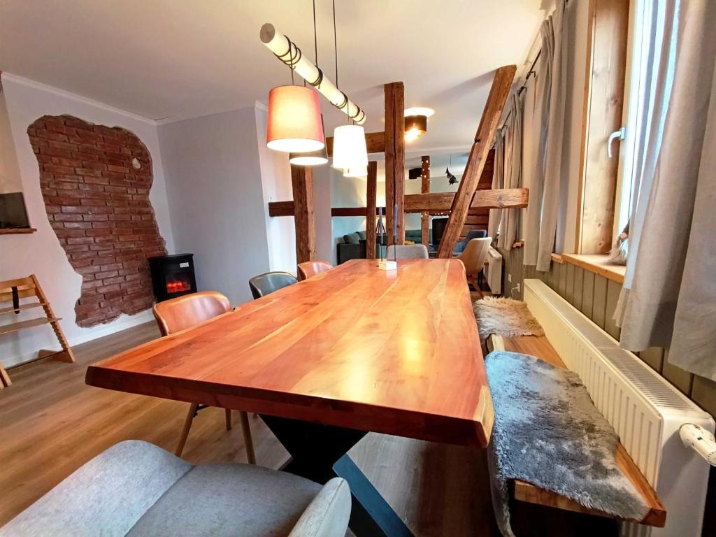 a dining room with a wooden table and chairs at Harzer Bergstadthaus für Familien und Freunde in Sankt Andreasberg