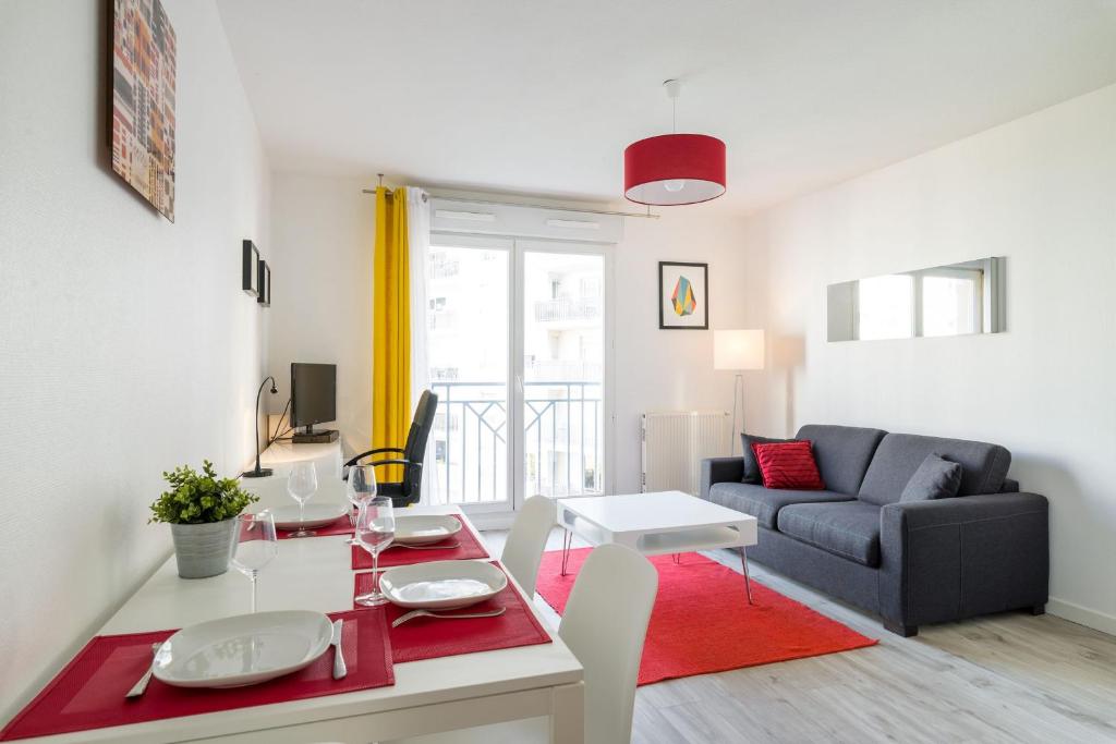 un salon avec une table et un canapé dans l'établissement T2 Part Dieu, à Lyon