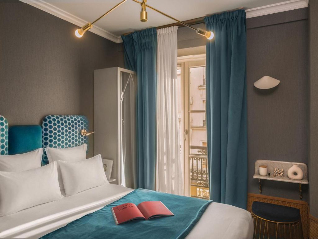 Giường trong phòng chung tại Handsome Hotel