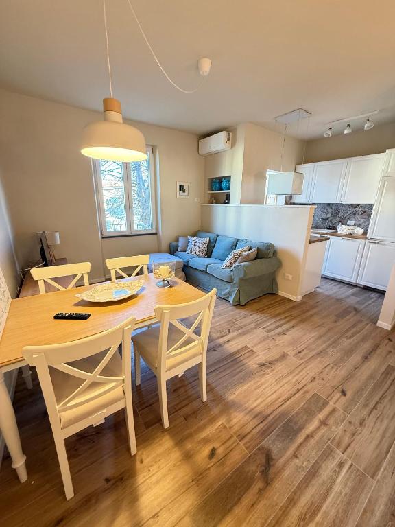 a kitchen and living room with a table and chairs at Casa Lorà in Pistoia
