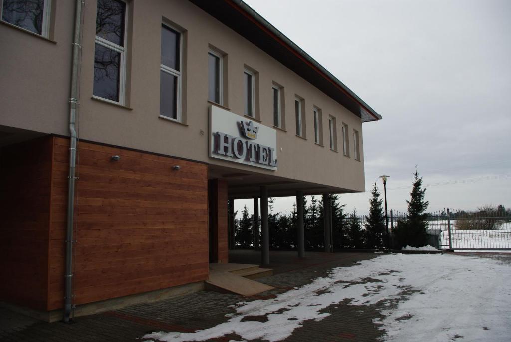 ein Gebäude mit einem Schild, das Alkohol liest in der Unterkunft Hotel Pod Złotą Koroną in Oppeln