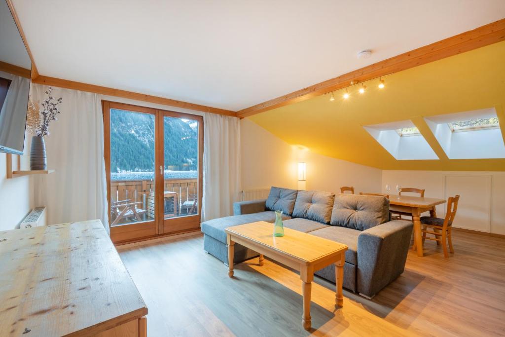 a living room with a couch and a table at Lakeside Apartments in Haller