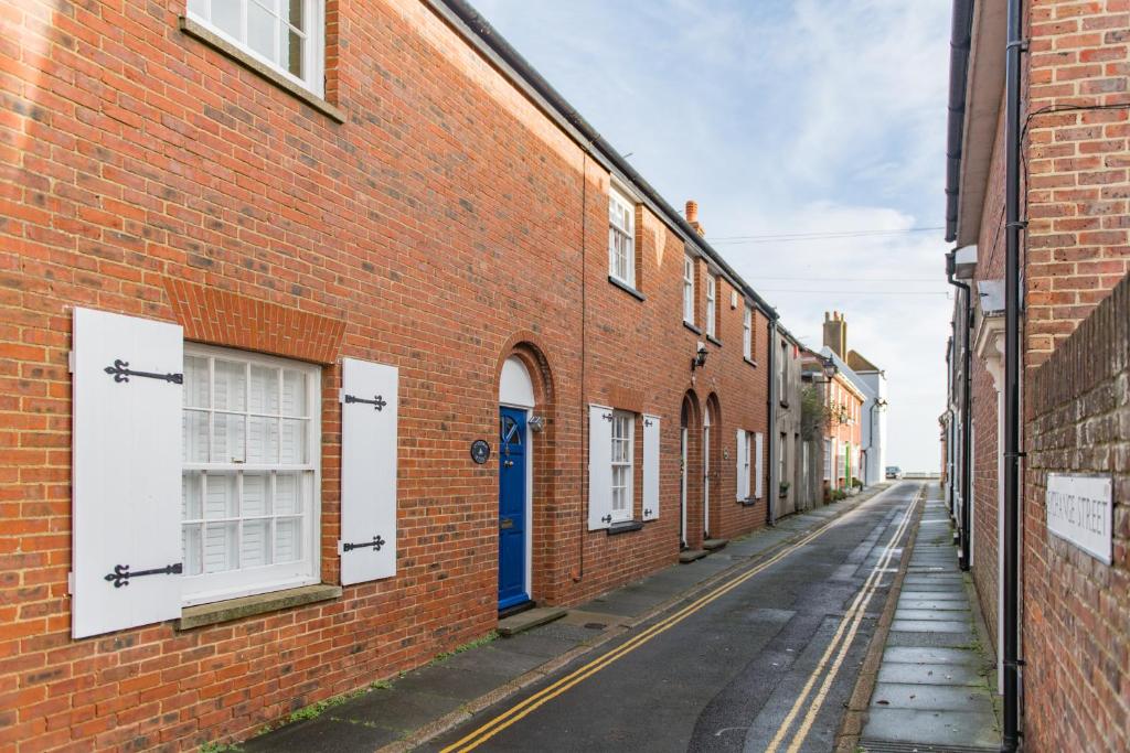 een lege straat in een steegje met bakstenen gebouwen bij Corner House in Deal
