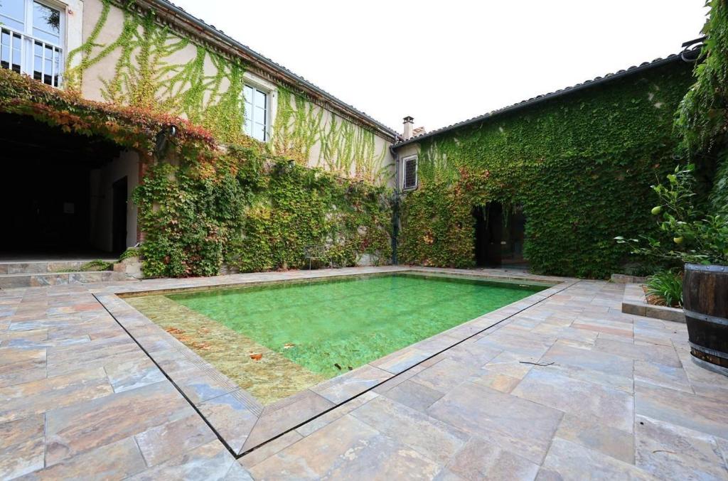 Swimmingpoolen hos eller tæt på Begous