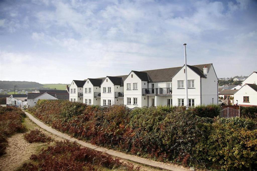 a large white house on top of a hill at 4 Bed in Port Eynon oc-hh9901 in Port-Eynon