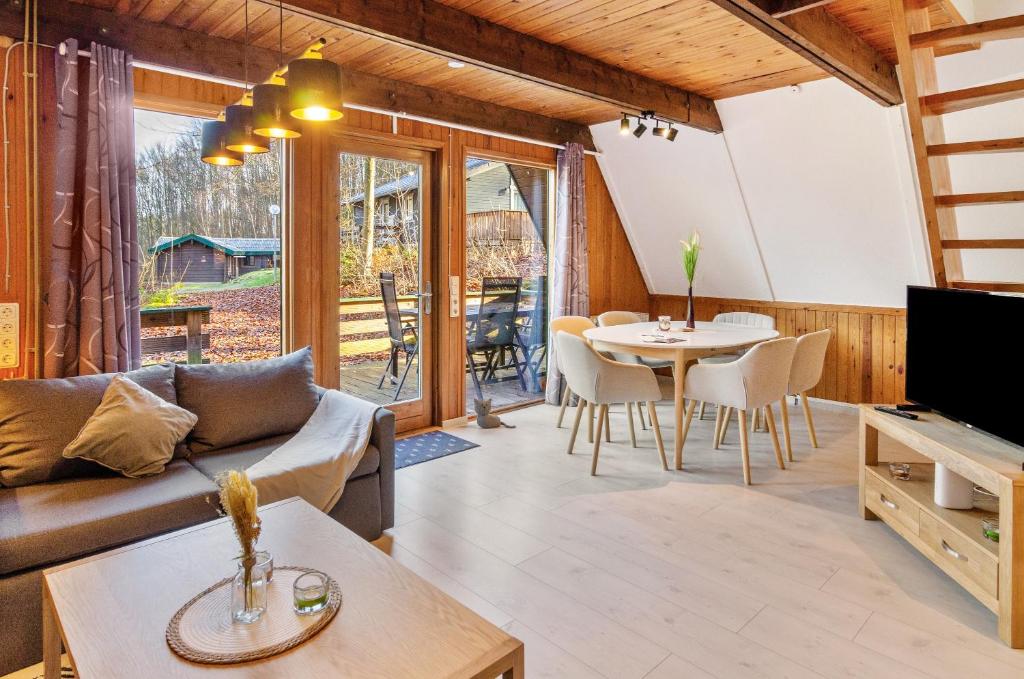 ein Wohnzimmer mit Sofa und Tisch in der Unterkunft Twistesee Ferienhaus 2 in Wetterburg