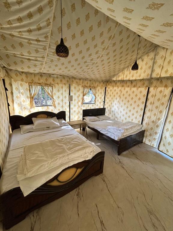 une chambre avec un lit et une table dans une pièce dans l'établissement TauSco Homestay & Campsite - Coorg, à Madikeri