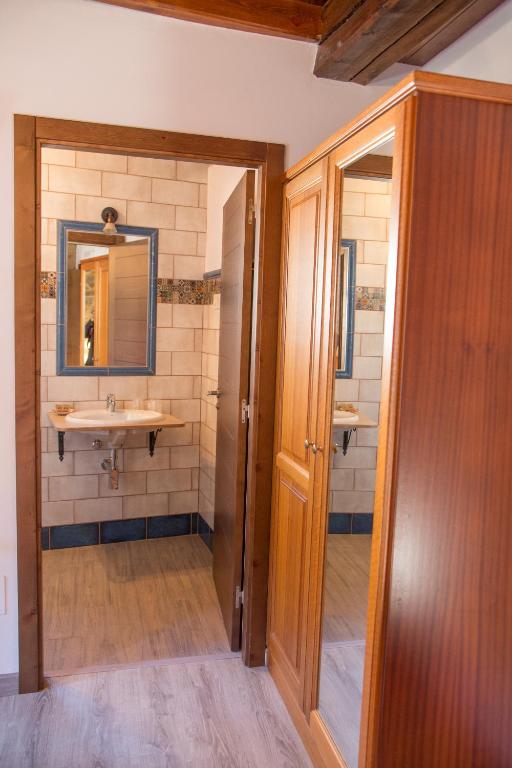 Łazienka w obiekcie Casa das Fiadeiras de Nemiña con Jacuzzi