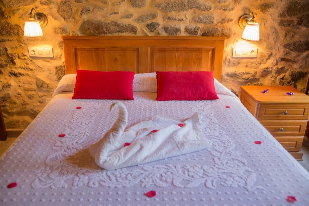 Łóżko lub łóżka w pokoju w obiekcie Casa das Fiadeiras de Nemiña con Jacuzzi