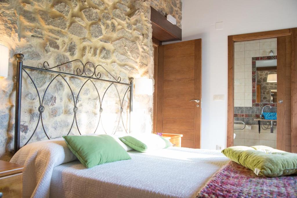 Łóżko lub łóżka w pokoju w obiekcie Casa das Fiadeiras de Nemiña con Jacuzzi