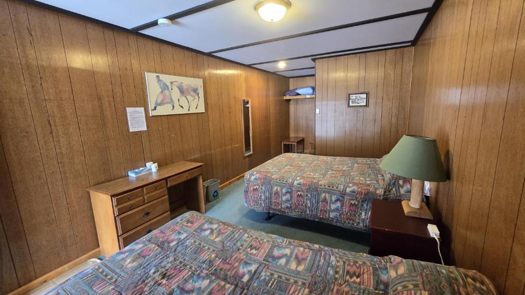 En eller flere senge i et værelse på Black Cat Guest Ranch