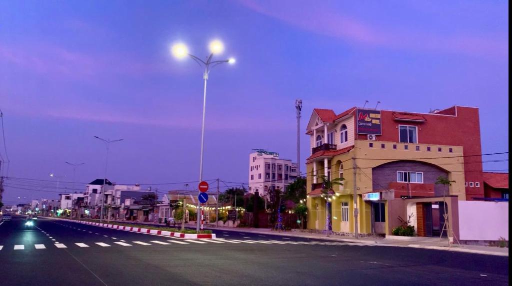 een straat met een straatlicht aan de kant van een weg bij ML Homestay in Binh Chau