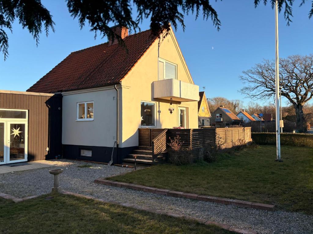 una casa bianca con il tetto marrone di Entire Home in Kivik a Kivik