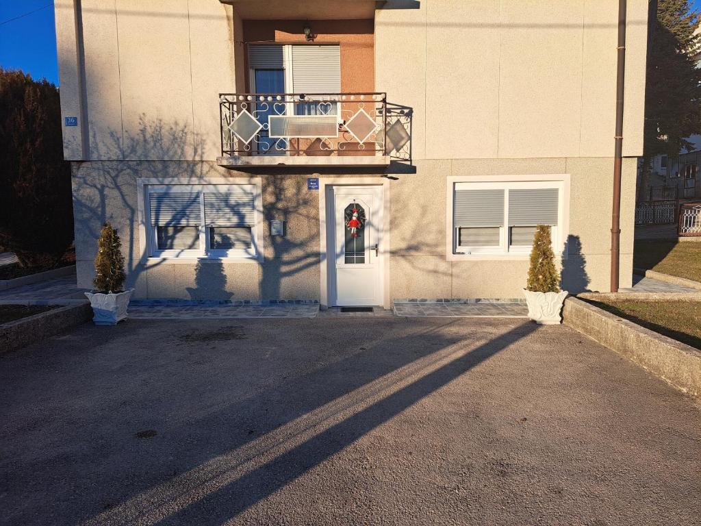 een huis met een balkon erbovenop bij Apartman Ivo in Livno