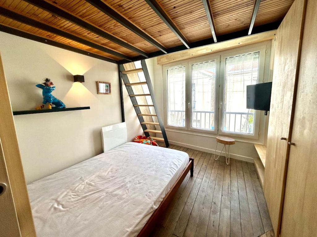 een slaapkamer met een bed en een ladder erin bij Mezzanines 50 m de la plage in Châtelaillon-Plage