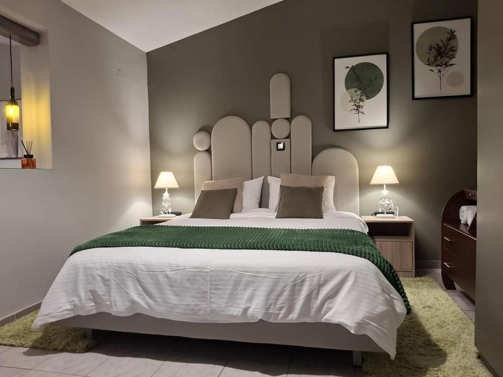 En eller flere senge i et værelse på Wine Reflections Apartment near Nafplio