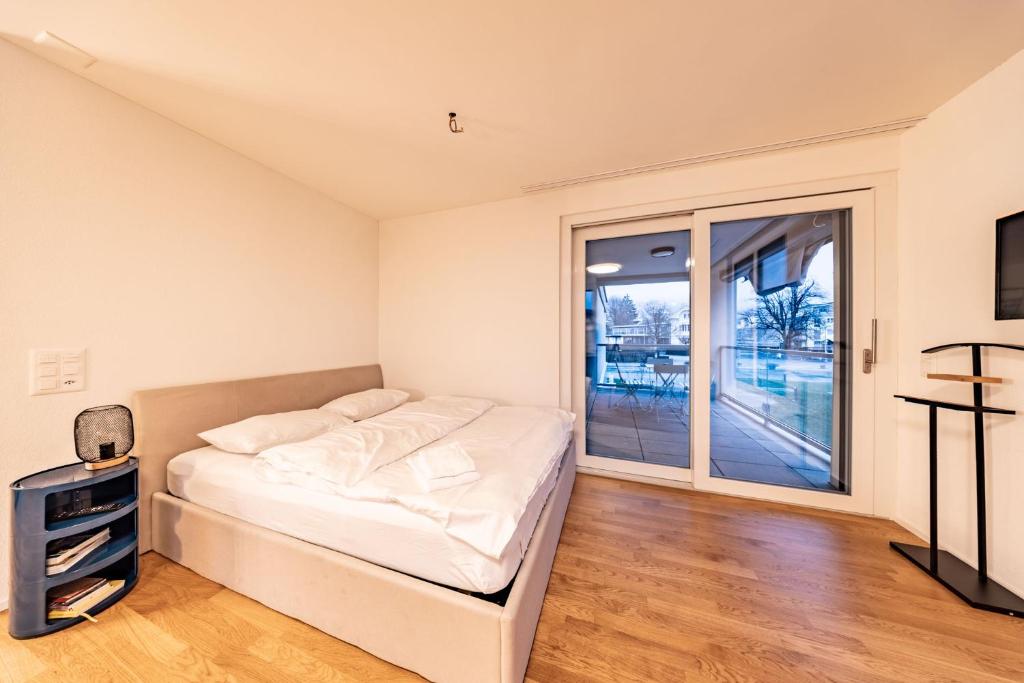 Giường trong phòng chung tại The R Apartment Vogelberg, Gym, Balkon, Parking