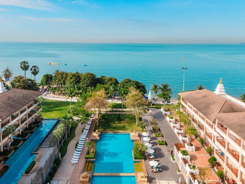 een luchtfoto van het resort en de oceaan bij The Heritage Pattaya Beachfront Resort in Pattaya South