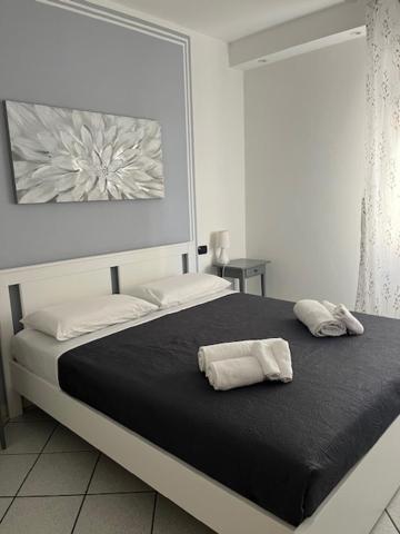 ein Schlafzimmer mit einem Bett, auf dem zwei Handtücher liegen in der Unterkunft FUORI PORTA NUOVA in Sarzana
