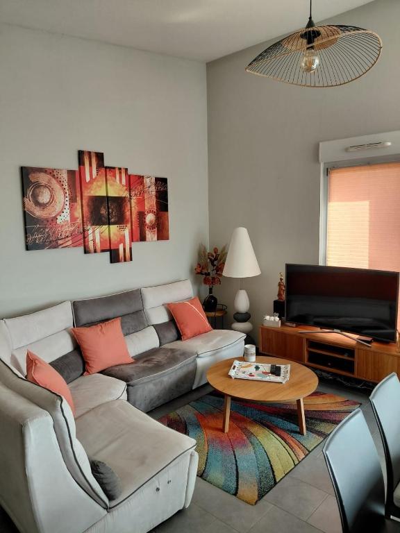 un salon avec un canapé et une table dans l'établissement Spacious 3-room penthouse apartment, à Truchtersheim