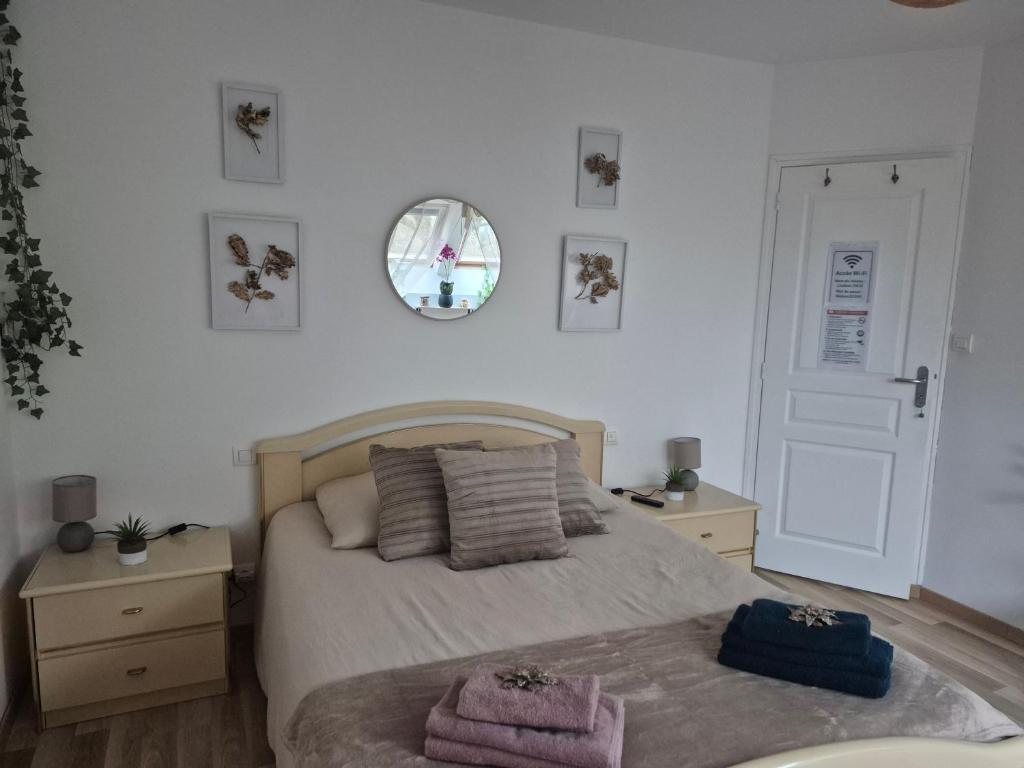 En eller flere senge i et værelse på Chez Vallye