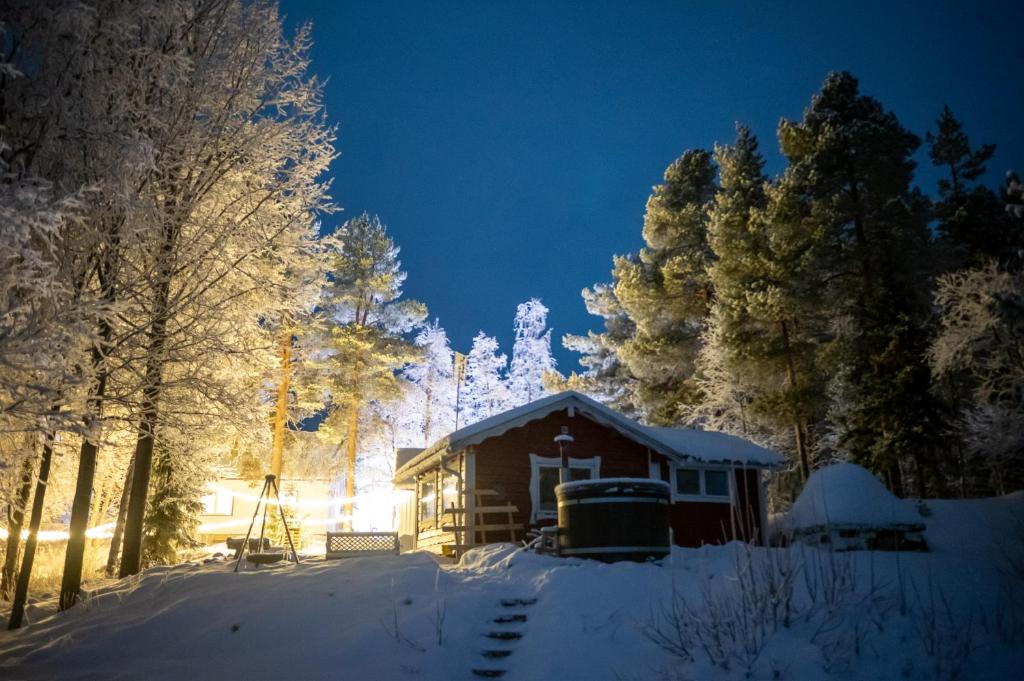 Laplandliv cabin on the lake v zimě