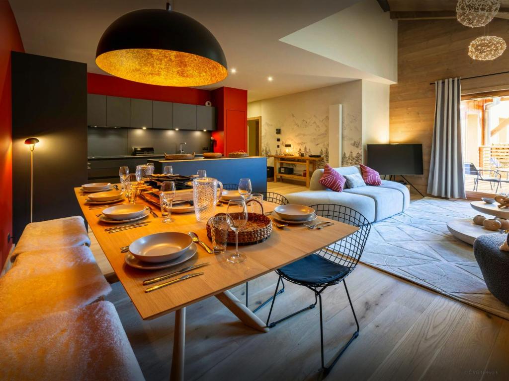 een woonkamer met een eettafel en een keuken bij Les Doliges - OVO Network in Les Gets