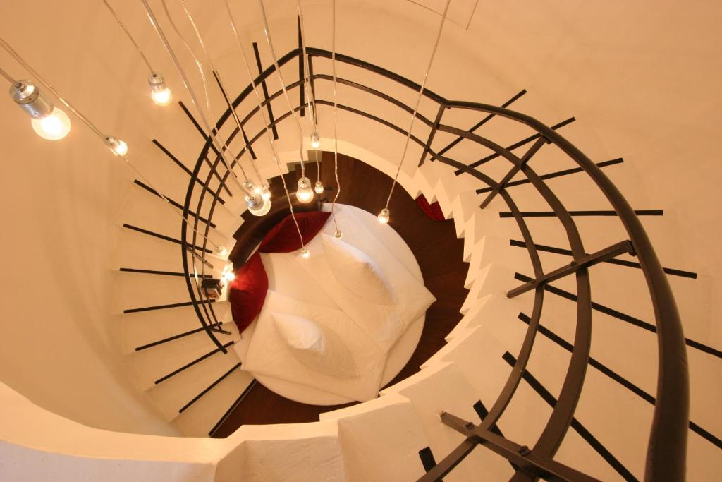 een wenteltrap in een gebouw met een witte pilaar bij Lotsenturm Usedom in Karnin