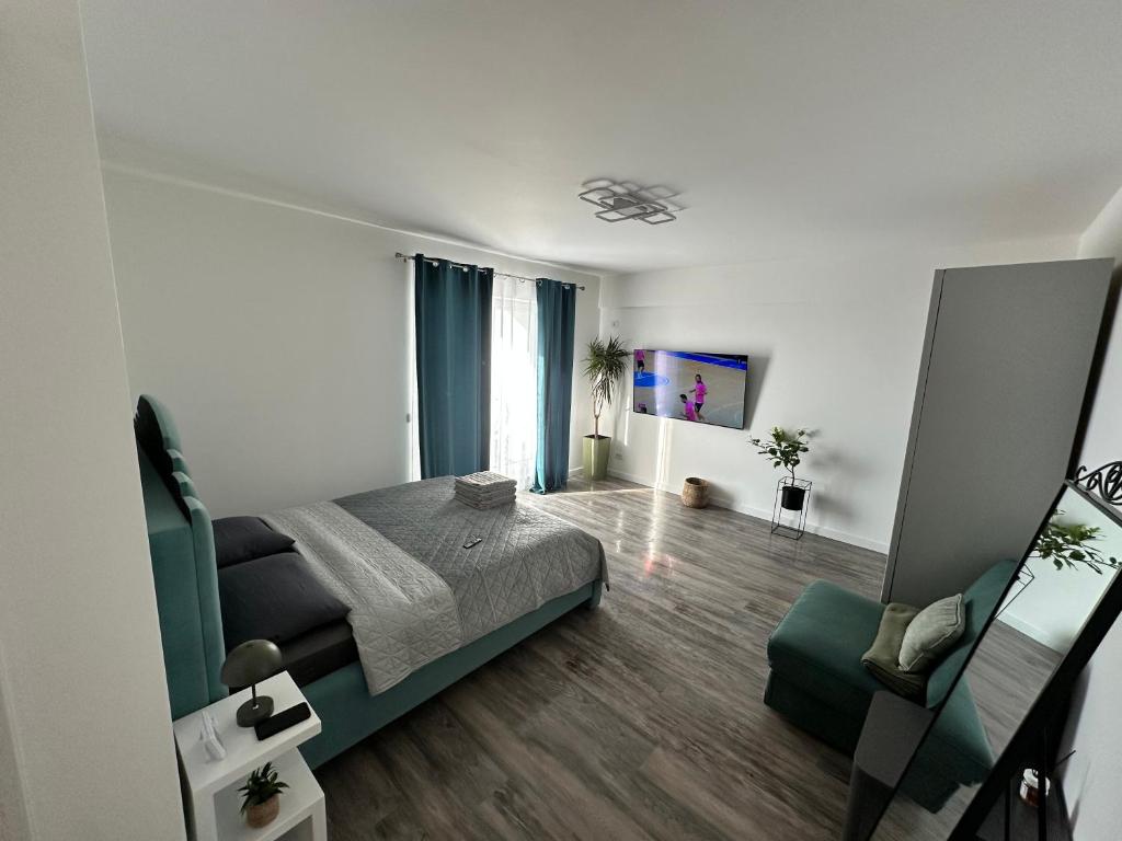 a bedroom with a bed and a couch in a room at Garsoniera lux in Craiova