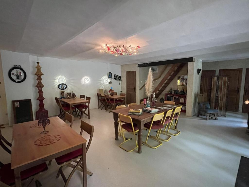 Khu vực ghế ngồi tại L'Ancienne Taverne Chambres d'hôtes et Gîtes