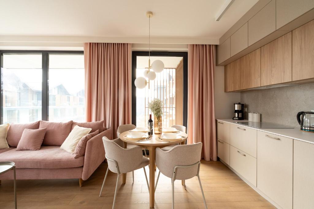 Køkken eller tekøkken på Laguna Beskidów Resort - Apartament Pudrowy