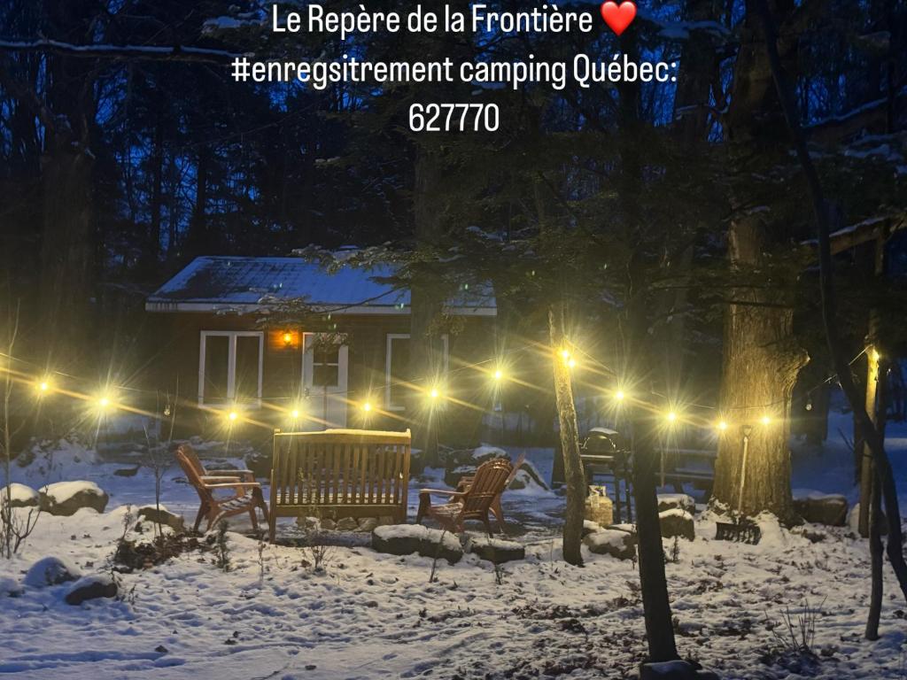 ein Haus im Schnee bei Nacht mit Licht in der Unterkunft Le Richelieu in St-Bernard de Lacolle