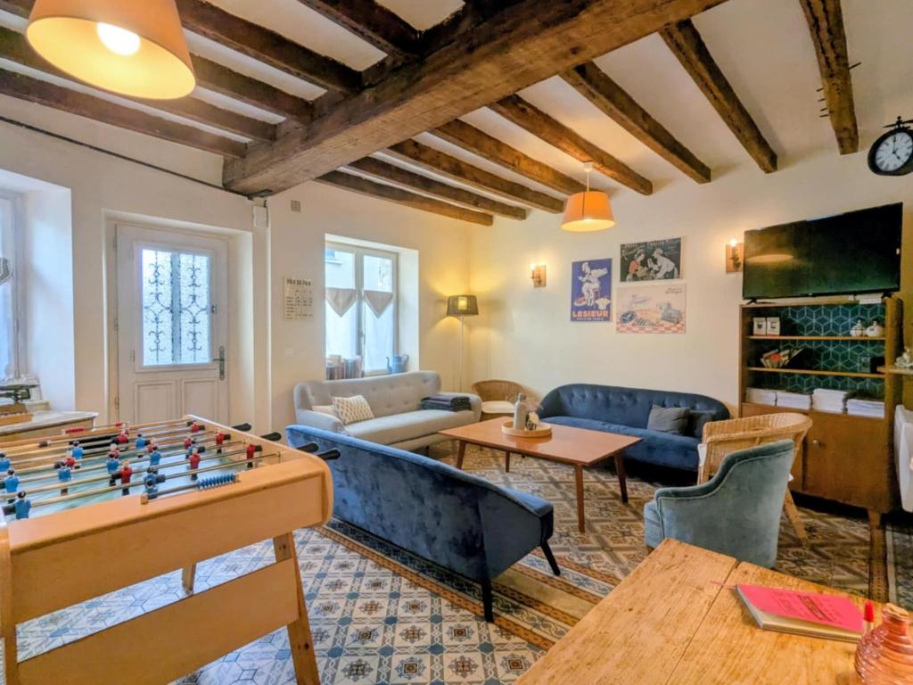 een woonkamer met een schaakbord op een tafel bij L'Ancienne Boulangerie in Chavagnes