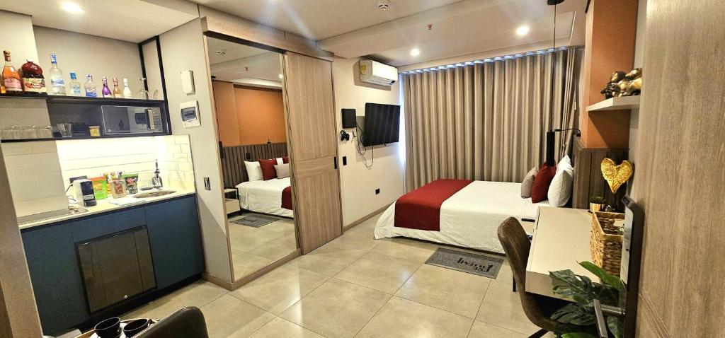 een hotelkamer met een bed en een badkamer bij Hotel Living 35 Suites Piso 8 Vip in Medellín