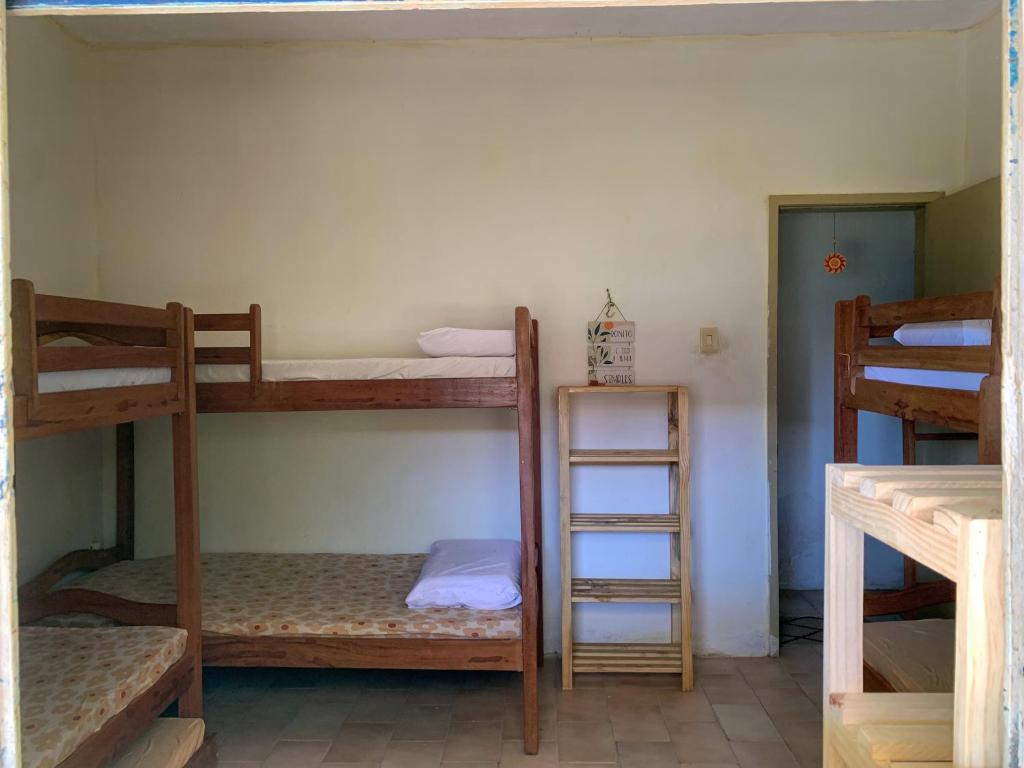een kamer met 3 stapelbedden en een ladder bij FLOR DE ARUANDA - Hostel e Acampamento in Cabo de Santo Agostinho