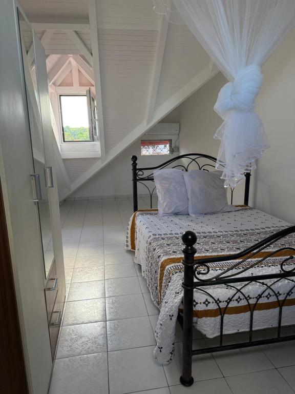 En eller flere senge i et værelse på T3 cosy haut de villa Bassin balnéo sur terrasse jardin & fêtes possibles