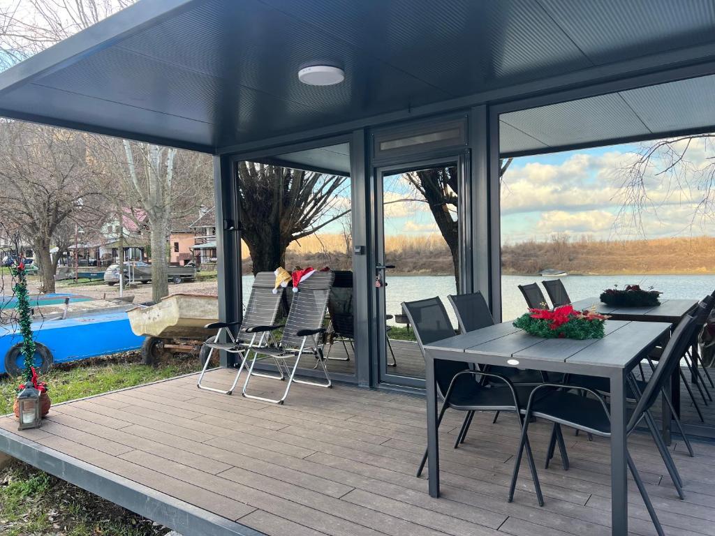 eine abgeschirmte Veranda mit einem Tisch und Stühlen in der Unterkunft Altair House 