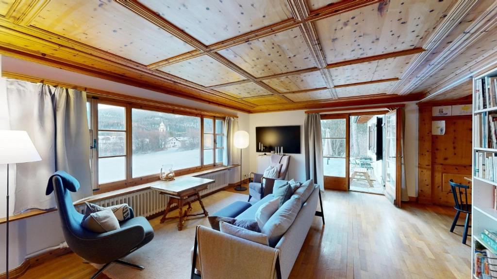 un soggiorno con un divano e un tavolo di Apartment Pradatsch a Celerina