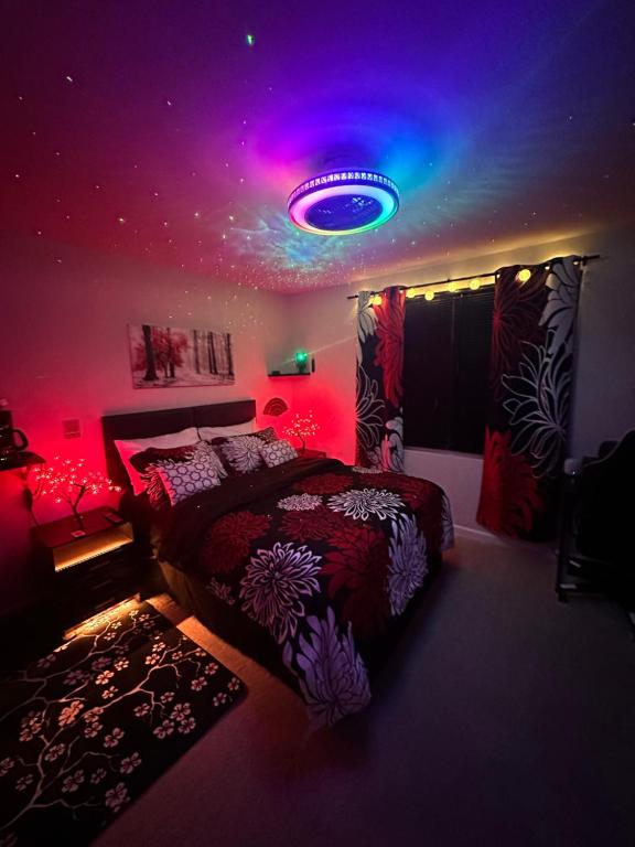 una camera da letto con un letto con un soffitto viola e viola di Japanese Theme Private Suite a Suffolk