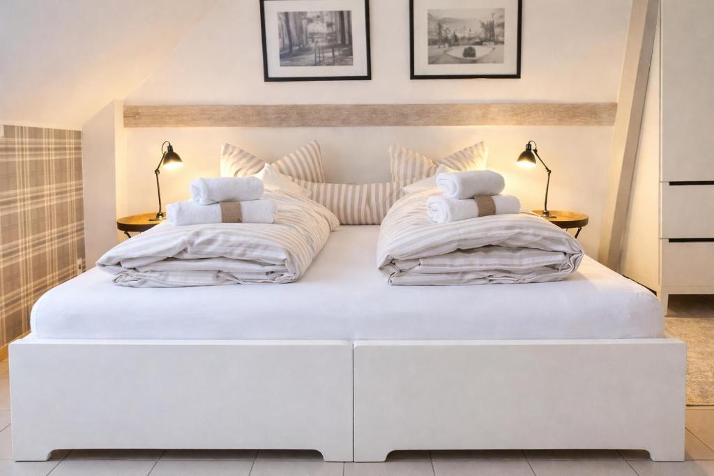 een groot wit bed met twee kussens erop bij Weberhof-Münster 2 in Münster