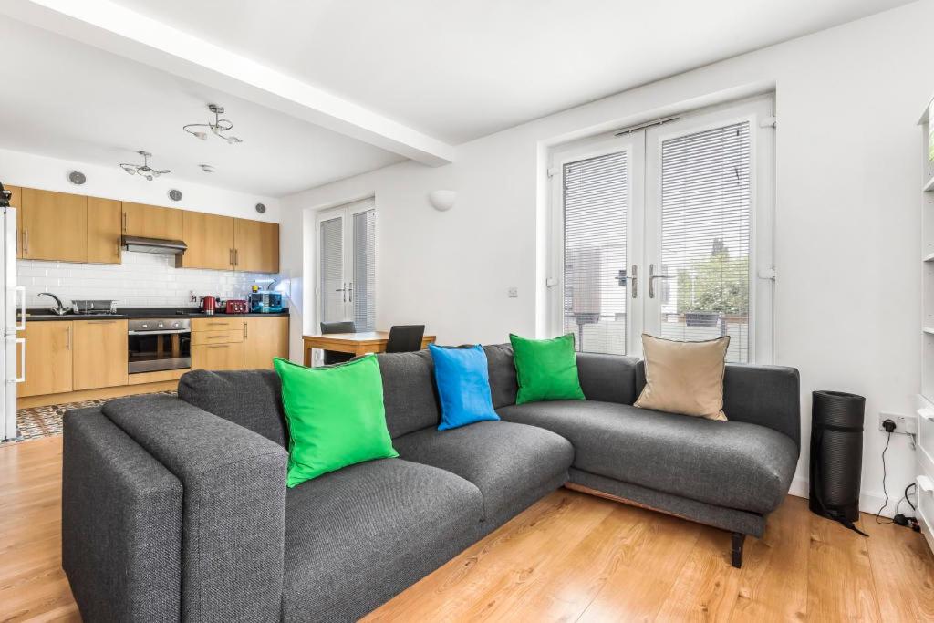 Nhà bếp/bếp nhỏ tại Modern 2 bedroom flat - 1 min walk from train station