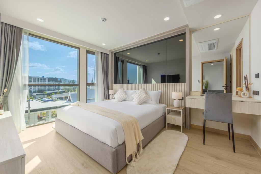 Giường trong phòng chung tại Ozone Сondo Apart Hotel by TropicLook