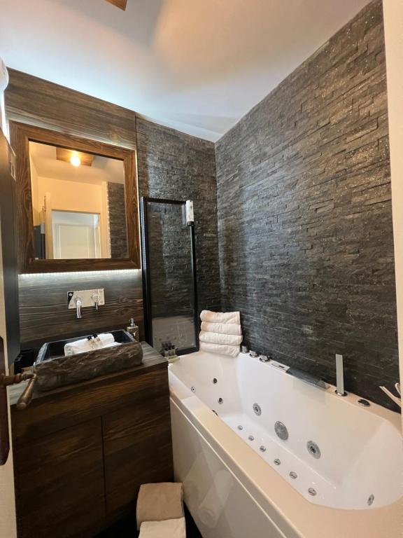 Et badeværelse på 2 Pièces d'exception au calme, neuf , 4 personnes, immense terrasse, vue époustouflante , Tout pédestre à 10m du funiculaire, baignoire balnéothérapie