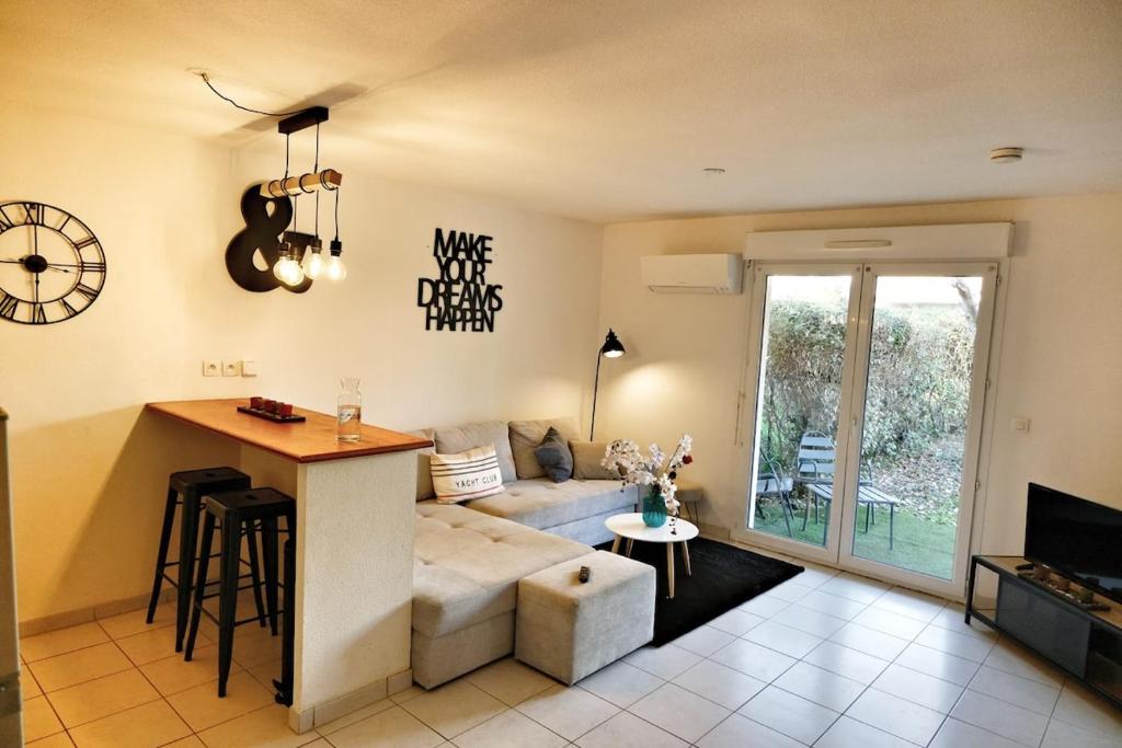 TV a/nebo společenská místnost v ubytování Le Cocoon Jasmin T2 RDC cosy avec jardin clos