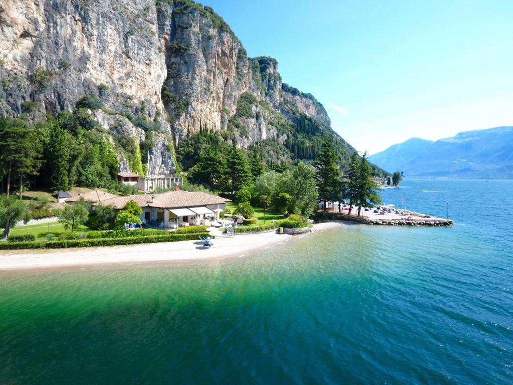 ティニャーレにあるTorre Degli Uliviの山の横の水の島