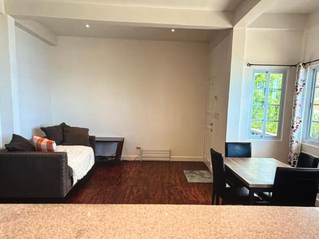 un soggiorno con un letto e un tavolo di Koror ocean view a Koror