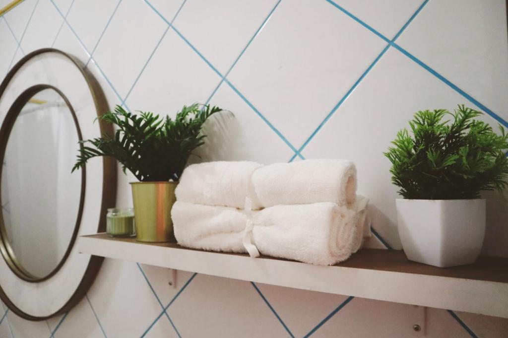 a pile of towels on a shelf next to a mirror at Casa Olga in Caleta de Sebo