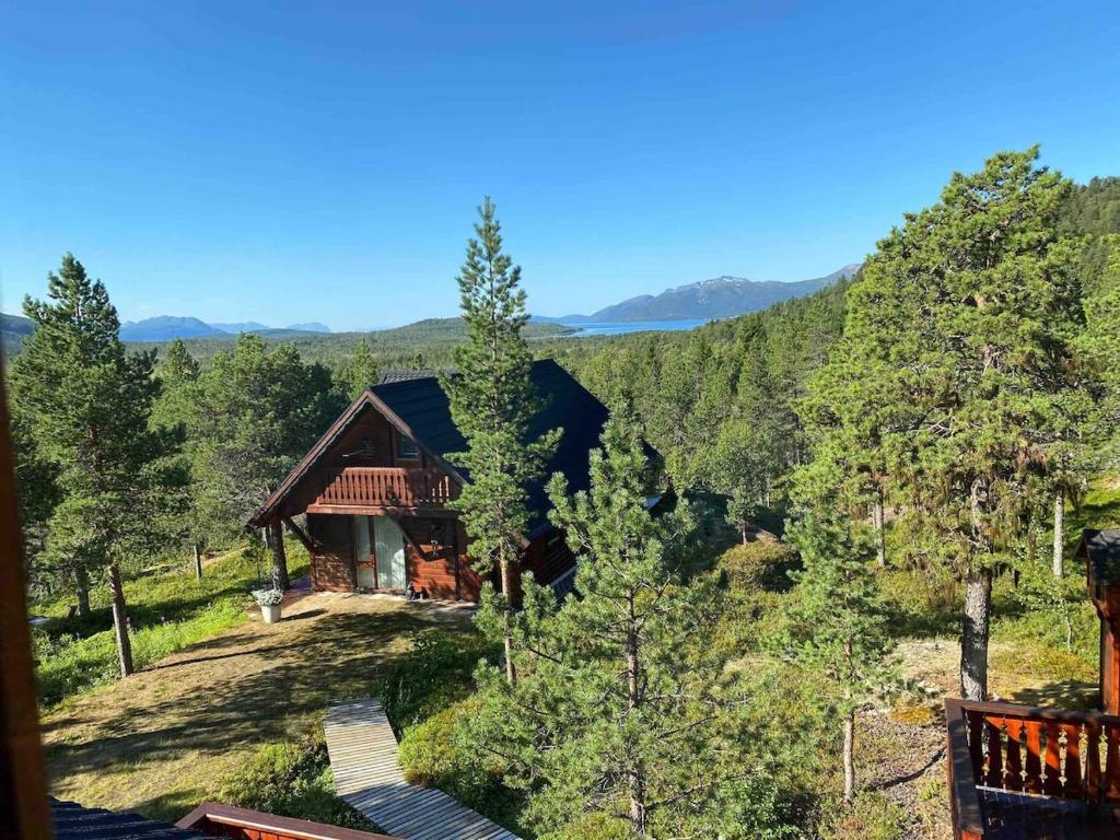 eine Luftansicht eines Blockhauses im Wald in der Unterkunft Cozy Mountain Cabin in Senja in Senja