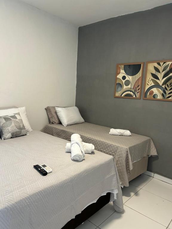 une chambre avec deux lits avec des serviettes dessus dans l'établissement Linhares beach, à Cabedelo