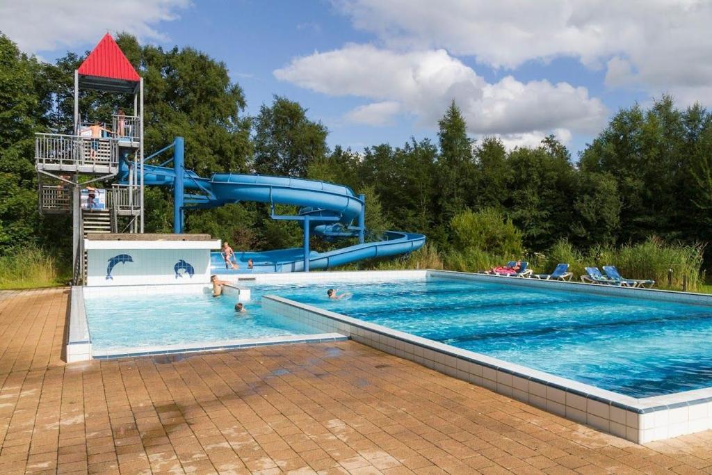 einen großen Pool mit Wasserrutsche in der Unterkunft Stacaravan Camping It Wiid Earnewoude in Earnewâld